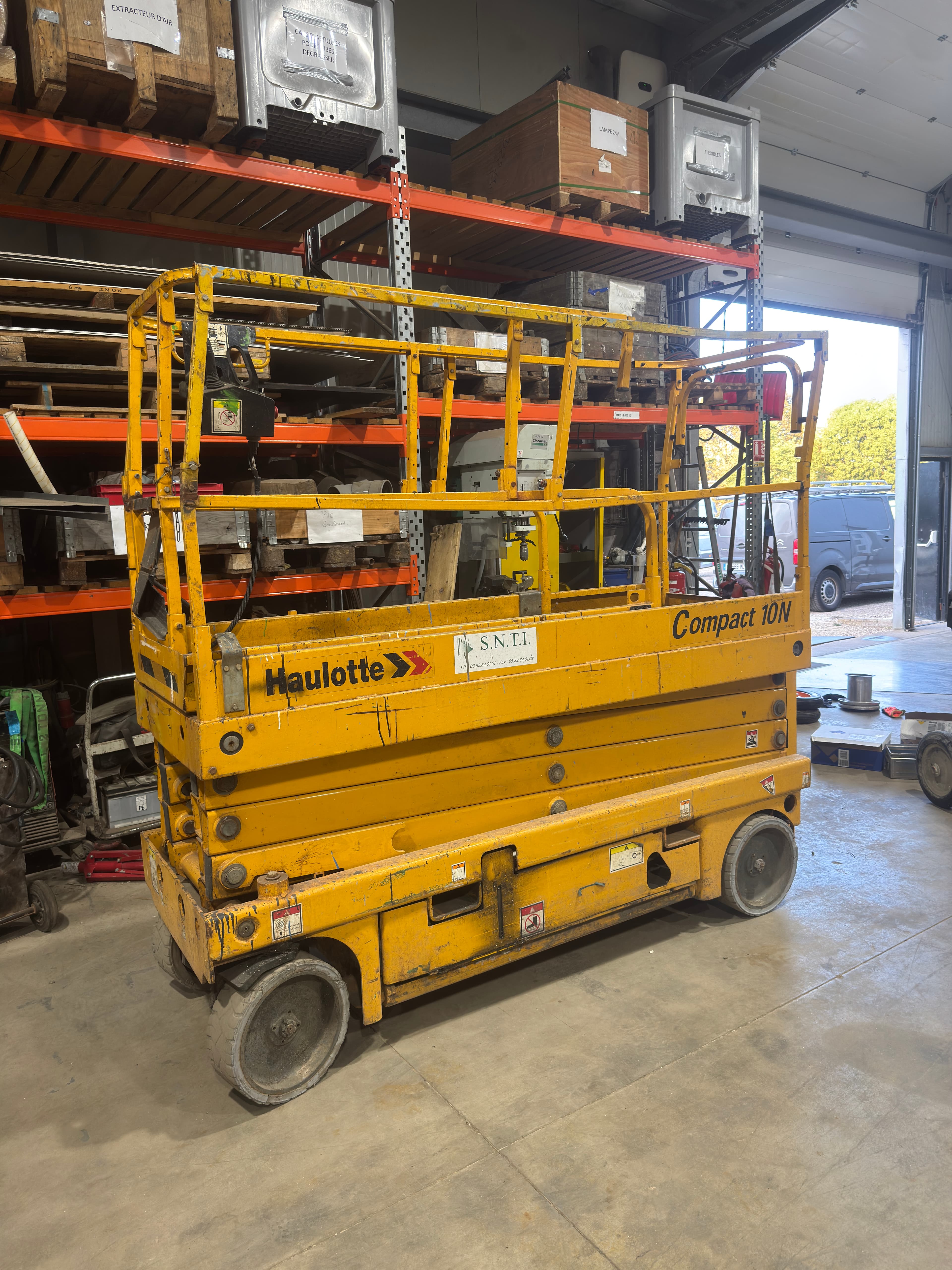 Engin SNTI — nacelle jaune